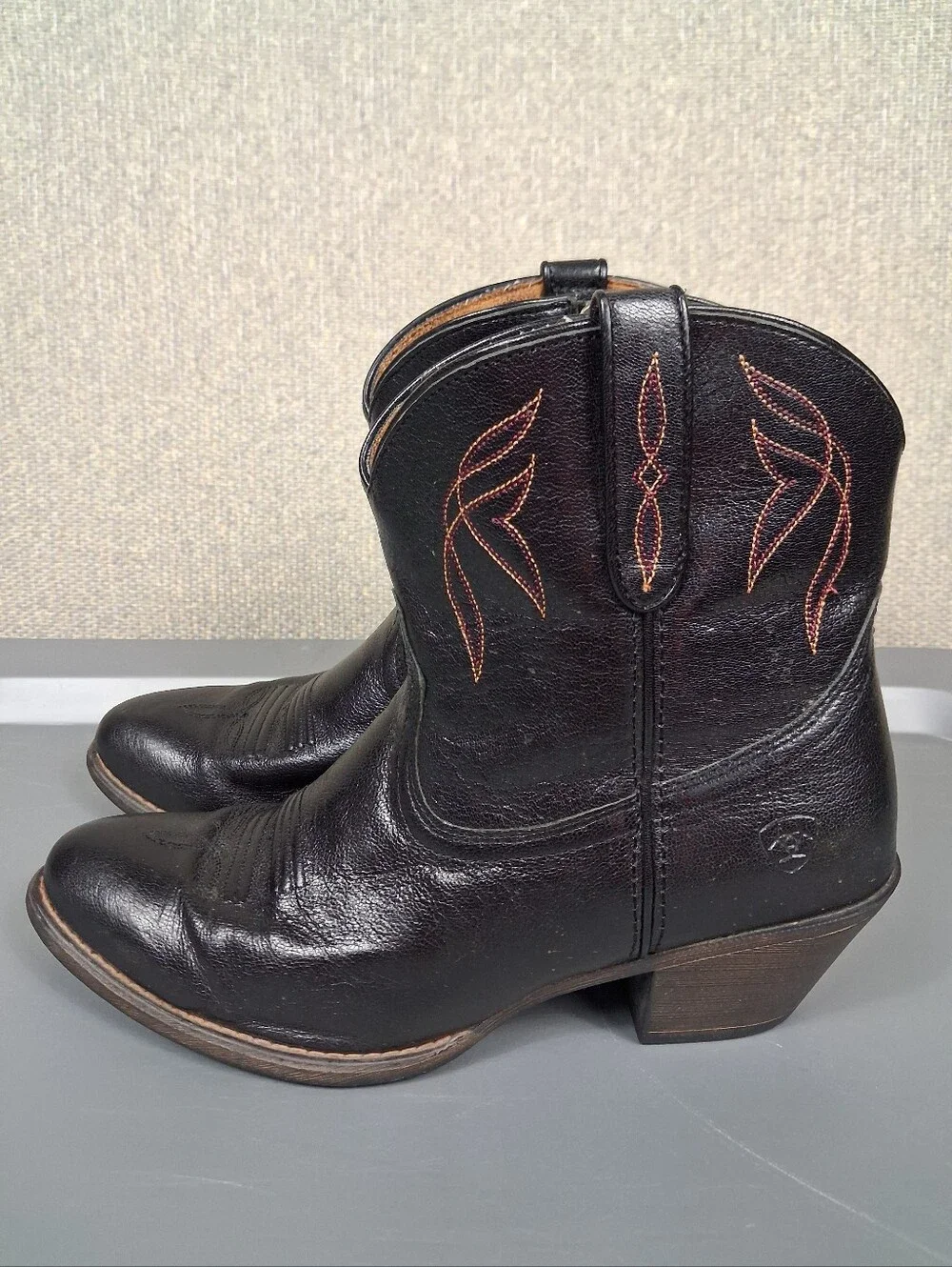Ariat Darlin Short Western Ankle Boots Size 8B Black Almond Toe Side Zip Cowgirl